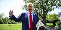 O presidente Trump conversa com repórteres antes de partir para uma viagem de um dia no final da tarde a Detroit, saindo do gramado sul da Casa Branca em Washington, DC, em 29 de abril de 2025.  Foto: John McDonnell/Para o The Washington Post via Getty Images