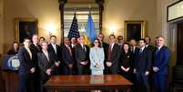 O secretário americano do Tesouro, Scott Bessent, e a ministra ucraniana da Economia, Yulia Sviridenko (ambos no centro), após a assinatura do acordo entre Estados Unidos e Ucrânia, em Washington, nesta quarta-feira, 30 de abril de 2025. Foto: via REUTERS - YULIA SVYRYDENKO VIA FACEBOOK / RFI