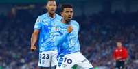 Foto: Divulgação/Club Pachuca - Legenda: Ex-Fluminense, John Kennedy (esq.) comemora gol pelo Pachuca / Jogada10