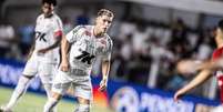Foto: Raul Baretta/ Santos - Legenda: Rollheiser leva o Santos ao ataque no duelo desta 5ª feira contra o CRB, pela Copa do Brasil / Jogada10