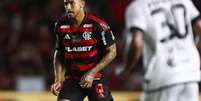 Foto: Gilvan de Souza/Flamengo - Legenda: Danilo em ação com a camisa do Flamengo na vitória sobre o Botafogo-PB / Jogada10