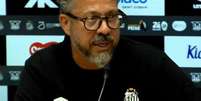  Foto: Reprodução - Legenda: Cleber Xavier em coletiva de imprensa após Santos 1x1 CRB / Jogada10