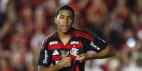 Foto: Gilvan de Souza/Flamengo - Legenda: Joshua garante vitória do Flamengo sobre o Botafogo-PB pela Copa do Brasil / Jogada10