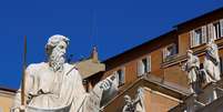 Chaminé é instalada na Capela Sistina para conclave 2/5/2025   Foto: REUTERS/Guglielmo Mangiapane