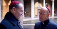 Em Conclave, Ralph Fiennes interpreta o cardeal Lawrence, que tenta influenciar o resultado da disputa Foto: Focus Features / BBC News Brasil