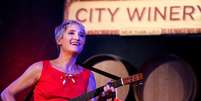 Cantora e compositora Jill Souble se apresenta no restaurante de vinhos City Winery, em Nova York  Foto: Debra L Rothenberg/Getty Images - 08.09.2018