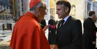 Foto tirada em 26 de abril de 2025 pela The Vatican Media mostra o cardeal secretário de Estado do Vaticano, Pietro Parolin, apertando a mão do presidente da França, Emmanuel Macron, antes do funeral do Papa Francisco no Vaticano. Foto: AFP - SIMONE RISOLUTI / RFI