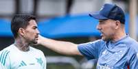Gustavo Aleixo/Cruzeiro - Legenda: Dudu conversa com Leonardo Jardim em treino no Cruzeiro Foto: Jogada10