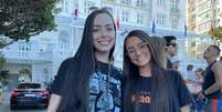 Amigas virtuais, Fernanda Canedo e Let&iacute;cia Marvie se conheceram pessoalmente para o show de Lady Gaga  Foto: &Eacute;ros Mendes / Terra