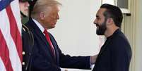 O presidente Donald Trump (esq.) recebe o presidente de El Salvador, Nayib Bukele, na Casa Branca, em Washington. 14 de abril de 2025.  Foto: AP - Alex Brandon / RFI