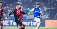 Foto: Gustavo Aleixo/Cruzeiro - Legenda: Flamengo fica no empate com o Cruzeiro no Mineirão, com destaque para Rossi / Jogada10