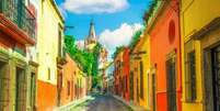 A rua Aldama em San Miguel de Allende, na região central do México, foi indicada pela revista Architectural Digest como uma das mais belas do mundo  Foto: Getty Images / BBC News Brasil