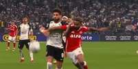  Foto: Reprodução - Legenda: Inter reclama de pênalti de Yuri Alberto em Wesley / Jogada10