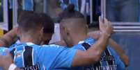 Foto: Reprodução/Premiere - Legenda: Gremistas celebram o gol do Grêmio vence o Santos e deixa o Z4 do Brasileirão / Jogada10