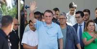 O ex-presidente Jair Bolsonaro cumprimenta apoiadores ao deixar o hospital DF Star em Brasília  Foto: Wilton Junior/Estadão / Estadão