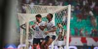 Foto: Letícia Martins / EC Bahia - Legenda: Jogadores do Bahia comemoram o gol de Cauly, o da vitória tricolor / Jogada10