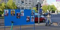 Cartazes com os candidatos do primeiro turno das eleições presidenciais na Romênia. 29 de abril de 2025  Foto: REUTERS - Andreea Campeanu / RFI