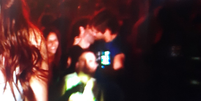 Beijo gay durante transmissão ao vivo do show de Lady Gaga viraliza na web Foto: Reprodução/X