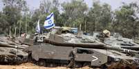 Tanques israelenses perto da Faixa de de Gaza, neste domingo (4)  Foto: AFP - MENAHEM KAHANA / RFI