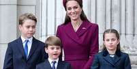 Kate Middleton com vestido Foto: coat assinado por estilista - Getty Imagens / Manequim