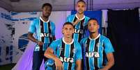 Foto: Lucas Uebel / Grêmio FBPA - Legenda: Grêmio inicia tratativas para definir se amplia contrato com a Umbro ou mudará de fornecedora de material esportivo / Jogada10
