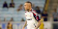 https://jogada10.com.br/wp-content/uploads/2025/04/Cebolinha-2.jpg - Legenda: Cebolinha em ação com a camisa do Flamengo durante a temporada  Foto: Jogada10