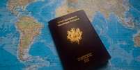 Foto ilustrativa de um passaporte franc&ecirc;s.  Foto: Getty Images - Franck Metois / RFI