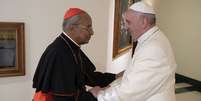 Dom Malcolm Ranjith e papa Francisco durante encontro ocorrido em 2022  Foto: Divulgação/Vatican News