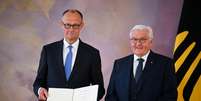 O novo chanceler alemão Friedrich Merz recebe seu certificado de nomeação do presidente alemão Frank-Walter Steinmeier durante uma cerimônia no Palácio Bellevue em Berlim, Alemanha, em 6 de maio de 2025.  Foto: © Annegret Hilse / Reuters / RFI