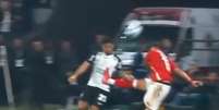 Foto: Reprodução - Legenda: Comissão de Arbitragem da CBF entendeu que o juíz Paulo César Zanovelli errou ao marcar pênalti contra o Inter / Jogada10