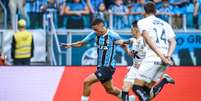  Foto: Lucas Uebel / Grêmio FBPA - Legenda: Alysson Edwards tem atuação acima das expectativas e passa a brigar por titularidade no Grêmio / Jogada10