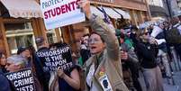 Em protesto contra medidas de Trump, mulher segura cartaz com os dizeres 'Proteja Nossos Estudantes'  Foto: Getty Images / BBC News Brasil