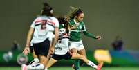  Foto: Staff Images/ CBF - Legenda: São Paulo e Palmeiras feminino em ação pelo Campeonato Brasileiro / Jogada10