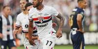 Foto: Divulgação São Paulo - Legenda: André Silva corre para celebrar o seu primeiro gol para o São Paulo / Jogada10