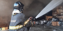 Bombeiros combatem chamas em galpão de eletrônicos em SP  Foto: X/@BombeirosPMESP