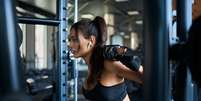 A musculação acelera o metabolismo e ajuda a manter os músculos Foto: Freepik