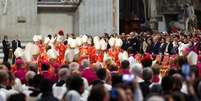 Cardeais participam da Santa Missa, celebrada para a eleição do novo papa, presidida pelo Decano do Colégio de Cardeais, Cardeal Giovanni Battista Re, na Basílica de São Pedro, no Vaticano, em 7 de maio de 2025  Foto: REUTERS - Murad Sezer / RFI
