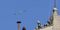 Bombeiros do Vaticano instalam a chaminé no telhado da Capela Sistina para a realização do conclave  Foto: Riccardo De Luca/Anadolu via Getty Images - 02.05.2025