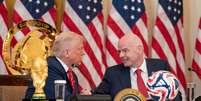 Trump (à esquerda) esteve com o presidente da Fifa nesta quinta e descobriu que a Rússia não poderá jogar a Copa nos EUA  Foto: Official White House Photo by Emily J. Higgins / Flickr