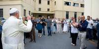 Francisco em meio a italianos durante seu pontificado  Foto: ANSA / Ansa - Brasil