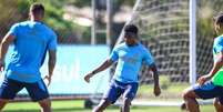 LUCAS UEBEL/GREMIO FBPA - Legenda: Amuzu vira opção para o Grêmio Foto: Jogada10