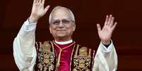 Papa Leão XIV é apresentado na sacada do Vaticano   Foto: Yara Nardi / Reuters