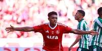 Victor Gabriel (Internacional) celebrando seu gol contra o Juventude, no dia 26.04.2025 Foto: Sipa US / Alamy Stock Photo