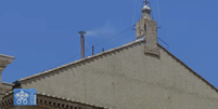 Primeiro sinal de fumaça a sair da chaminé da Capela Sistina na manhã desta quinta-feira, 8  Foto: Reprodução/Vatican News