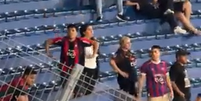 Torcedor do Cerro Porteño imita macaco para a torcida do Palmeiras no Paraguai Foto: Reprodução/X