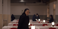Cena do filme Conclave (2024), no qual a irmã Agnes checa o refeitório onde os cardeais farão as refeições  Foto: Reprodução