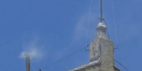 Fumaça branca indica que um novo papa foi escolhido  Foto: Reprodução/X/Vaticano