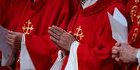 Cardeais, com as mãos postas em oração, participam da missa do Sexto Novendial na Cidade do Vaticano, Vaticano, em 1º de maio de 2025  Foto: Massimo Valicchia/NurPhoto