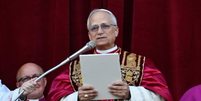 O Papa Leão XIV saúda o mundo pela primeira vez para conceder sua bênção Urbi et Orbi. O Cardeal Robert Francis Prevost foi eleito como o 267º Sucessor de Pedro pelos 133 cardeais eleitores, na quinta-feira, 8 de maio.  Foto: Vatican News