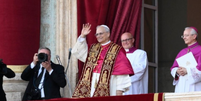 O Papa Leão XIV saúda o mundo pela primeira vez para conceder sua bênção Urbi et Orbi. O Cardeal Robert Francis Prevost foi eleito como o 267º Sucessor de Pedro pelos 133 cardeais eleitores, na quinta-feira, 8 de maio.  Foto: Vatican News